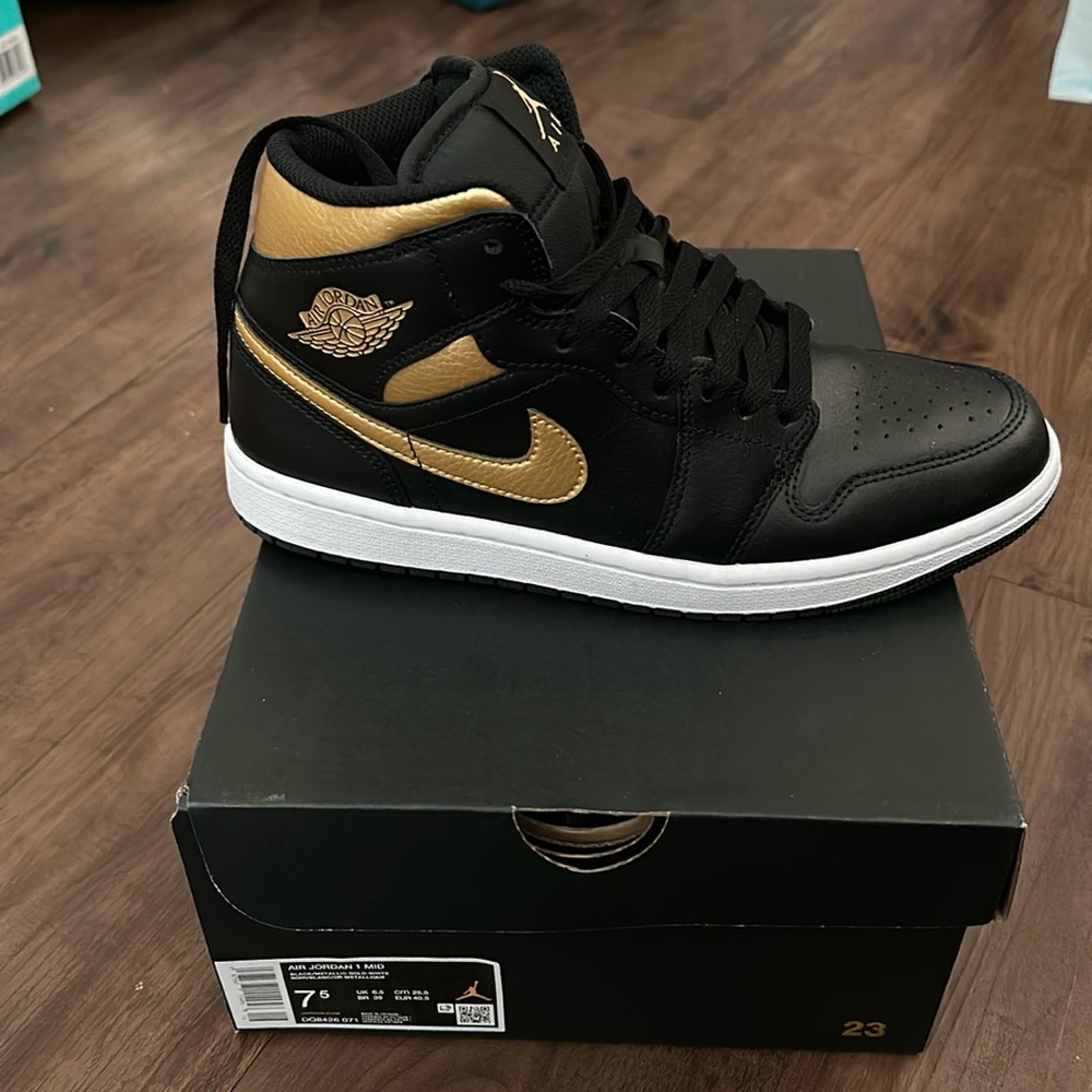 Jordan 1 Mid Men’s size 7.5